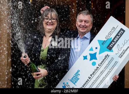 Photo du dossier datée du 04/01/19, de Frances Connolly, 52 ans, et de Patrick Connolly, 54 ans, de Moira, en Irlande du Nord, qui a raflé un jackpot de £115 millions d'euroMillions au tirage au sort du jour de l'an. La gagnante de la loterie qui a donné plus de la moitié de sa fortune de £115m a dit qu'elle est accro à donner à d'autres. Frances a révélé qu'elle avait déjà buté le budget de l'organisme de bienfaisance qu'elle avait accepté pour cette année avec son mari Paddy - et a donné ce qu'ils auraient donné jusqu'en 2032. Date de publication : le mardi 26 avril 2022. Banque D'Images