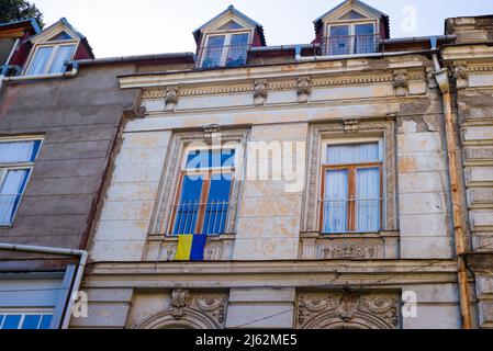 Fenêtre avec drapeau ukrainien, Tbilissi avril 2022. La guerre en Ukraine a soulevé une énorme vague de solidarité en Géorgie. Banque D'Images