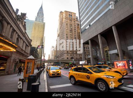 Tôt le matin sur East 42nd Street dans Midtown Manhattan New York City, États-Unis Banque D'Images