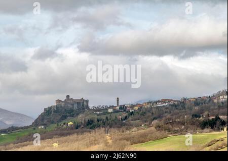 Vue panoramique sur le château de Bardi qui domine la ville du même nom dans la province de Parme, Italie Banque D'Images