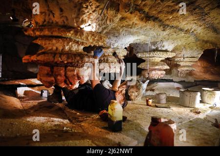 La grotte Cosquer est un Trésor archéologique submergé dans la crique de Marseille. Cette grotte découverte en 1990s par le plongeur Henri Cosquer comprend plus de 270 œuvres d'art préhistoriques, y compris des représentations uniques de pingouins, de phoques et de méduses.en raison de l'élévation des eaux due au réchauffement climatique, la grotte disparaîtra. La construction de sa réponse restera à l'avenir le seul témoignage de ce Trésor de l'humanité. Construite dans le bâtiment de la villa méditerranéenne de Marseille, l'ouverture au public est prévue le 4 juin 2022. Marseille, sud de la France, Banque D'Images