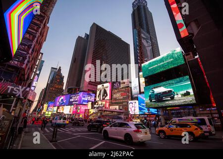 Crépuscule dans Times Square, Midtown Manhattan New York, Etats-Unis Banque D'Images