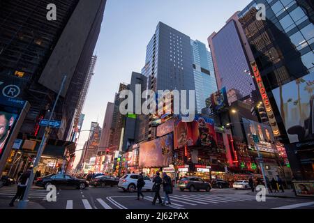 Crépuscule dans Times Square, Midtown Manhattan New York, Etats-Unis Banque D'Images