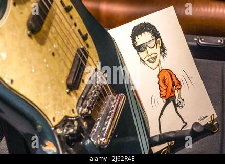 L'œuvre originale de Michael Jackson de Kurt Cobain portant une veste rouge, un gant blanc et des lunettes de soleil, Et avec la signature de Cobain dans le coin inférieur droit, exposée au Hard Rock Cafe de Londres, avant qu'elle ne monte aux enchères, avec un jeton non fongible (NFT) d'accompagnement inclus, à une estimation de 40 000 - 60 000 dollars US, Et la guitare électrique Fender Mustang Competition Lake Placid Blue Finish de Kurt Cobain en 1969, qu'il a utilisée dans la vidéo pour les odeurs de Nirvana comme Teen Spirit, exposée au Hard Rock Cafe, Londres, avant qu'elle ne monte aux enchères, avec une estimation de 600 000 Banque D'Images