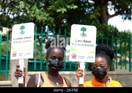 (220427) -- KAMPALA, le 27 avril 2022 (Xinhua) -- des adolescents portant des pancartes avec des slogans de protection de l'environnement prennent part à une manifestation pacifique contre la dégradation de l'environnement à Kampala, en Ouganda, le 22 avril 2022. Brandissent des pancartes qui lisaient « sauve la Terre mère, pas de justice sans justice climatique, il n'y a pas de planète B », Bonita Murungi, âgée de 17 ans, et une douzaine de ses pairs ont protesté dans l'une des rues de Kampala, la capitale de l'Ouganda, Appeler les décideurs politiques à adopter des stratégies qui traitent des effets du changement climatique.TO GO WITH 'Feature: Uganda Teenage Girl inspire ses pairs dans le changement climatique ac Banque D'Images