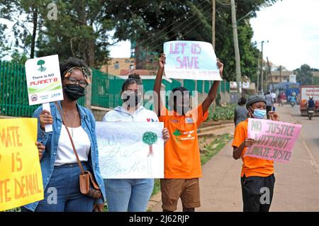 (220427) -- KAMPALA, le 27 avril 2022 (Xinhua) -- des adolescents portant des pancartes avec des slogans de protection de l'environnement prennent part à une manifestation pacifique contre la dégradation de l'environnement dans les rues de Kampala, Ouganda, le 22 avril 2022. Brandissent des pancartes qui lisaient « sauve la Terre mère, pas de justice sans justice climatique, il n'y a pas de planète B », Bonita Murungi, âgée de 17 ans, et une douzaine de ses pairs ont protesté dans l'une des rues de Kampala, la capitale de l'Ouganda, Appeler les décideurs politiques à adopter des stratégies qui traitent des effets du changement climatique.TO GO WITH 'Feature: Uganda Teenage girl inspire peers to climate Banque D'Images