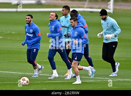 Rush Green London, Royaume-Uni. 27th avril 2022. Mark Noble (West Ham, 2nd à gauche) partage une blague avec Said Benrahma (West Ham) lors de la session d'entraînement de West Ham au terrain d'entraînement Rush Green avant leur demi-finale de l'Europa League première partie contre Eintracht Frankfurt au stade de Londres le 28th avril 2022. Crédit : MARTIN DALTON/Alay Live News Banque D'Images