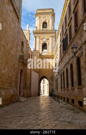 Cathédrale par Piazza Duomo près du musée d'Archiologie à Brindisi, Pouilles, Italie. Banque D'Images