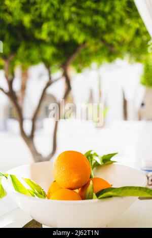 Fruits d'orange dans un vase au Riad marocain Banque D'Images