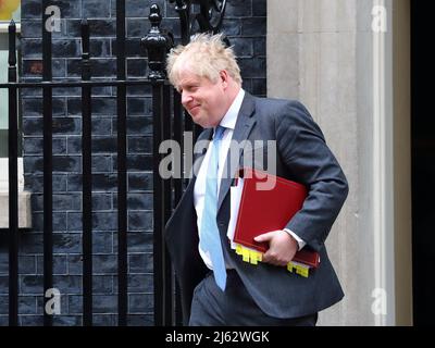 Londres, Royaume-Uni. 27th avril 2022. Le premier ministre Boris Johnson quitte le 10 Downing Street pour le PMQ à la Chambre des communes. Credit: Uwe Deffner/Alay Live News Banque D'Images
