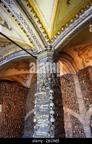 Chapelle des OS, vue sur le plafond et les os intégrés sur le mur, Evora, Alentejo, Portugal Banque D'Images