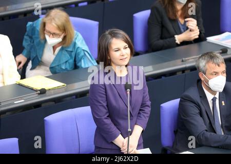 Berlin, Allemagne, 27 avril 2022. La ministre allemande des Affaires étrangères, Annalena Baerbock, pose des questions aux membres du Bundestag allemand lors d'une session de questions et réponses sur la guerre de la Russie en Ukraine. Crédit : Juergen Nowak/Alay Live News Banque D'Images