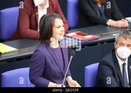 Berlin, Allemagne, 27 avril 2022. La ministre allemande des Affaires étrangères, Annalena Baerbock, pose des questions aux membres du Bundestag allemand lors d'une session de questions et réponses sur la guerre de la Russie en Ukraine. Crédit : Juergen Nowak/Alay Live News Banque D'Images