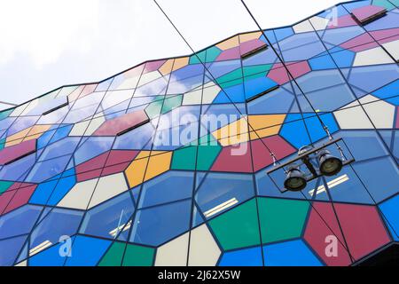 Hanley-Stoke-on-Trent, Staffordshire-Royaume-Uni avril 24,2022 Smithfield un bâtiment en verre de plusieurs couleurs en forme de nid d'abeille Banque D'Images