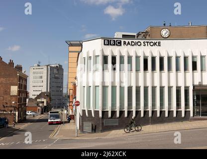 Hanley-Stoke-on-Trent, Staffordshire-Royaume-Uni avril 21,2022 la radio de la BBC se trouve dans le centre de Hanley et le bâtiment des télécommunications en arrière-plan Banque D'Images