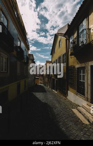 Vue sur le bâtiment du Parlement portugais à Lisbonne, Portugal entre les maisons traditionnelles Banque D'Images