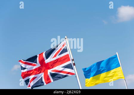 Drapeau de l'Ukraine aux côtés du drapeau britannique Jack de l'Union. Tenez-vous avec l'Ukraine Banque D'Images