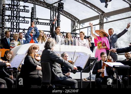 2022-04-27 11:42:11 MAASTRICHT - la famille royale pendant le jour du Roi à Maastricht. Après deux années de corona silencieuse, les Hollandais célèbrent la Journée du Roi comme d'habitude. ANP POOL REMKO DE WAAL pays-bas - belgique sortie Banque D'Images