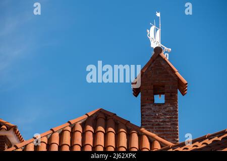 Girouette en forme de voilier au-dessus de la cheminée d'une maison à Punta del Este Banque D'Images