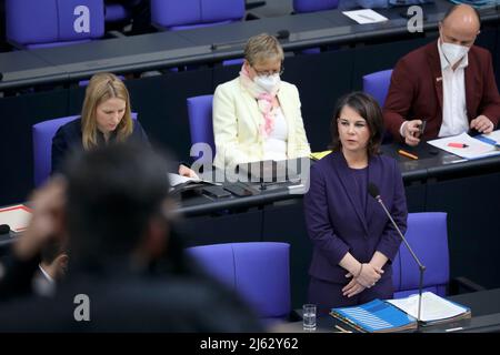 Berlin, Allemagne, 27 avril 2022. La ministre allemande des Affaires étrangères, Annalena Baerbock, pose des questions aux membres du Bundestag allemand lors d'une session de questions et réponses sur la guerre de la Russie en Ukraine. Crédit : Juergen Nowak/Alay Live News Banque D'Images