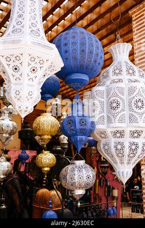 Lanterne d'éclairage et lampe accrochée dans le marché de Marrakech, Maroc, Médina. Photo de haute qualité Banque D'Images