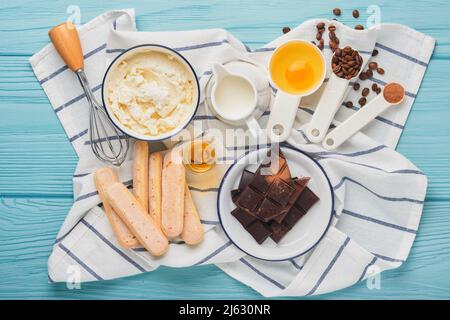 Dessert tiramisu. Ingrédients pour préparer le tiramisu dessert. Cuisine italienne dessert Tiramisu avec tous les ingrédients nécessaires cacao, café, mascarp Banque D'Images