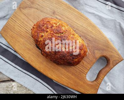 Délicieux pain de dinde cuit maison sur une table en bois. Nourriture pain de viande américain. Vue de dessus. Pose à plat Banque D'Images