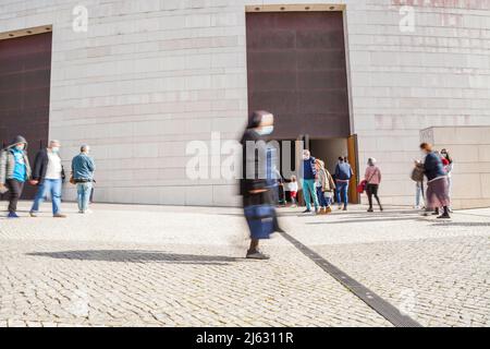 Les gens en mouvement s'estompent devant l'entrée de la basilique de la Sainte Trinité à Fatima Portugal Banque D'Images