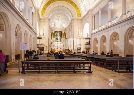 Intérieur de la basilique notre-Dame du Rosaire à Fatima Portugal Banque D'Images