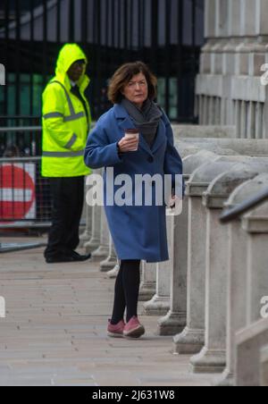 Londres, Angleterre, Royaume-Uni. 27th avril 2022. Sue GRAY, deuxième secrétaire permanente du Cabinet Office, est vue à Whitehall. Gray a mené l'enquête sur les parties qui ont eu lieu à Downing Street pendant les fermetures de coronavirus. (Image de crédit : © Tayfun Salci/ZUMA Press Wire) Banque D'Images