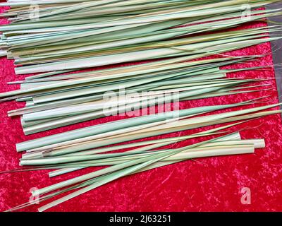 Feuilles de palmier disposées sur une table pendant le service du dimanche chrétien. Banque D'Images