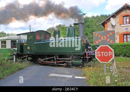 Le train à vapeur Livradois-Forez à un niveau non surveillé dans la campagne Livradois-Forez, Auvergne, France Banque D'Images