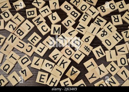 Carreaux en bois avec lettres et caractères latins, fond marron Banque D'Images