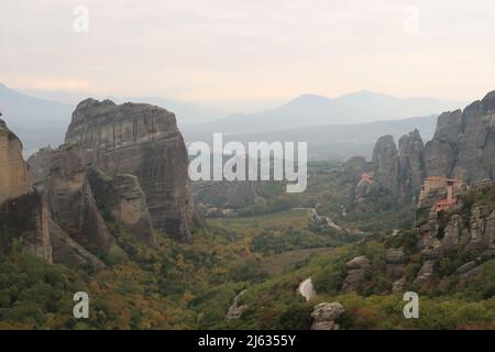 Vue spectaculaire sur les monastères de Saint-Nicolas Anapafsas, Roussanou entouré de piliers rocheux, Meteora, Grèce 2021 Banque D'Images
