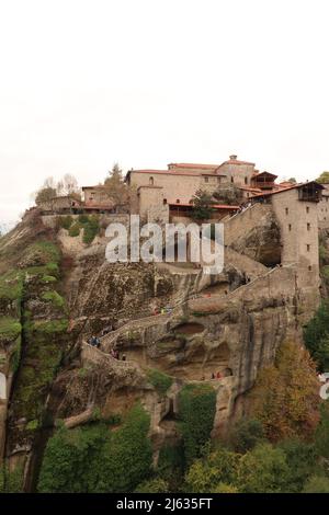 Photo vertikale du Saint monastère du Grand Meteoron, construit sur un rocher, Meteora, Grèce 2021 Banque D'Images