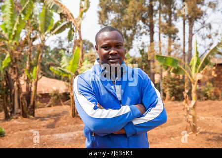 Portrait d'un jeune africain dans un champ cultivé en afrique, homme d'affaires pose regarder la caméra, fermier africain Banque D'Images