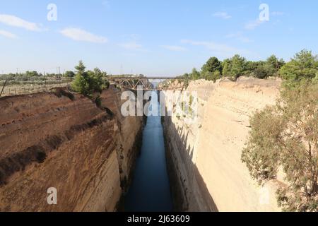 L'impressionnant canal de Corinthe, séparant le Péloponnèse du continent grec, Corinthe, Grèce 2021 Banque D'Images