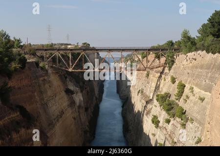 Pont reliant le continent grec et la péninsule du Péloponnèse au-dessus du canal de Corinthe, Corinthe, Grèce 2021 Banque D'Images