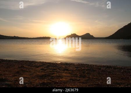 Dernière lumière du soleil sur le lac Ireon en Grèce continentale, 2021 Banque D'Images