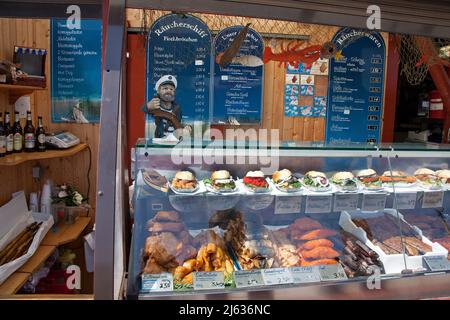 Sandwiches de poissons et poissons frais du chalutier de pêche 'Heimat', port de Sassnitz, île de Ruegen, Mecklembourg-Poméranie occidentale, Mer Baltique, Allemagne Banque D'Images