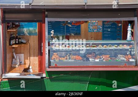 Sandwiches de poissons et poissons frais du chalutier de pêche 'Heimat', port de Sassnitz, île de Ruegen, Mecklembourg-Poméranie occidentale, Mer Baltique, Allemagne Banque D'Images