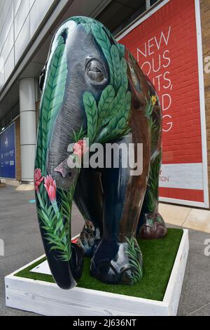 Éléphants peints et décorés dans le cadre de la parade des éléphants 2021 devant le centre commercial de Westquay à Southampton Banque D'Images