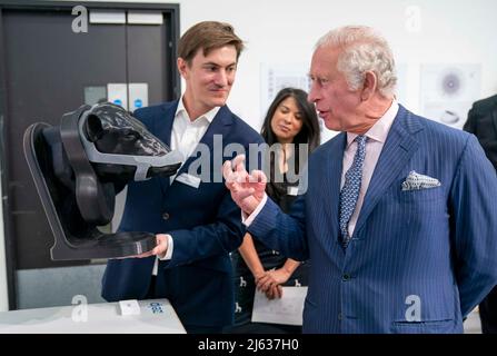 Le Prince de Galles voit un dispositif portable pour que les bovins neutralisent leurs émissions de méthane en temps réel créé par le groupe de conception Zelp (Zero Emissions Livestock Project) alors qu'il voit certains des modèles gagnants pour le premier concours de Terra Carta Design Lab pour aider au changement climatique, À la Royal College of Art Dyson Gallery de Londres. Date de la photo: Mercredi 27 avril 2022. Banque D'Images