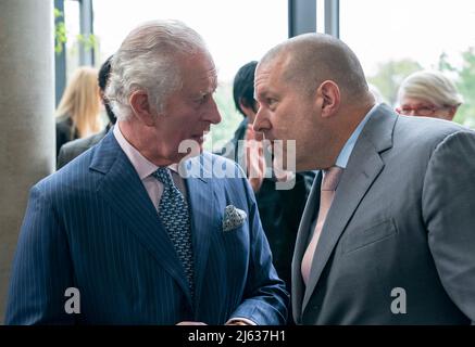 Le Prince de Galles, en compagnie de Sir Jony IVE, chancelier du Royal College of Art, voit certains des modèles primés du premier concours Terra Carta Design Lab pour aider au changement climatique, à la Royal College of Art Dyson Gallery de Londres. Date de la photo: Mercredi 27 avril 2022. Banque D'Images