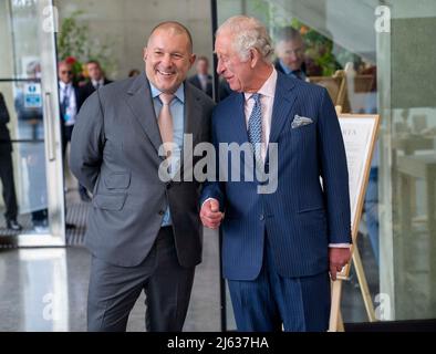 Le Prince de Galles, en compagnie de Sir Jony IVE, chancelier du Royal College of Art, voit certains des modèles primés du premier concours Terra Carta Design Lab pour aider au changement climatique, à la Royal College of Art Dyson Gallery de Londres. Date de la photo: Mercredi 27 avril 2022. Banque D'Images
