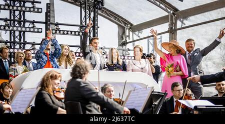 2022-04-27 11:42:11 MAASTRICHT - la famille royale pendant le jour du Roi à Maastricht. Après deux années de corona silencieuse, les Hollandais célèbrent la Journée du Roi comme d'habitude. ANP POOL REMKO DE WAAL pays-bas - belgique sortie Banque D'Images