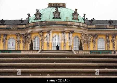 Potsdam, Allemagne. 17th mars 2022. Un homme prend une photo du palais de Sansouci. Credit: Soeren Stache/dpa-Zentralbild/ZB/dpa/Alay Live News Banque D'Images