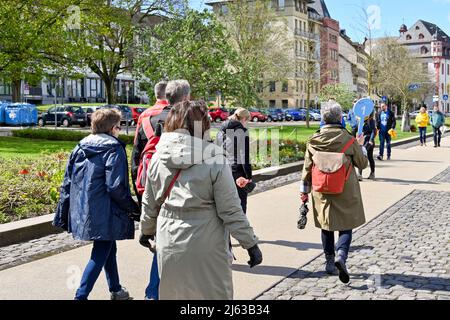 Koblenz, Allemagne - avril 2022 : guide touristique tenant un panneau pour TUI River Cruises conduisant un groupe de touristes à travers la ville Banque D'Images