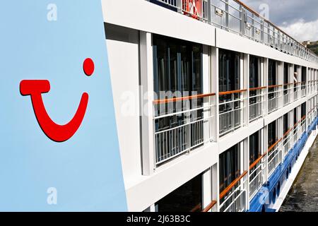 Koblenz, Allemagne - avril 2022 : vue latérale d'un bateau de croisière fluvial exploité par TUI River Cruises Banque D'Images