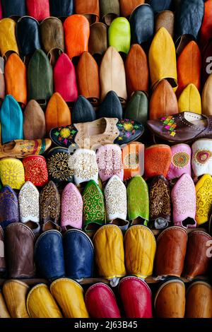 Pantoufles colorées sur le marché de la rue dans le quartier Medina de Marrakech Banque D'Images